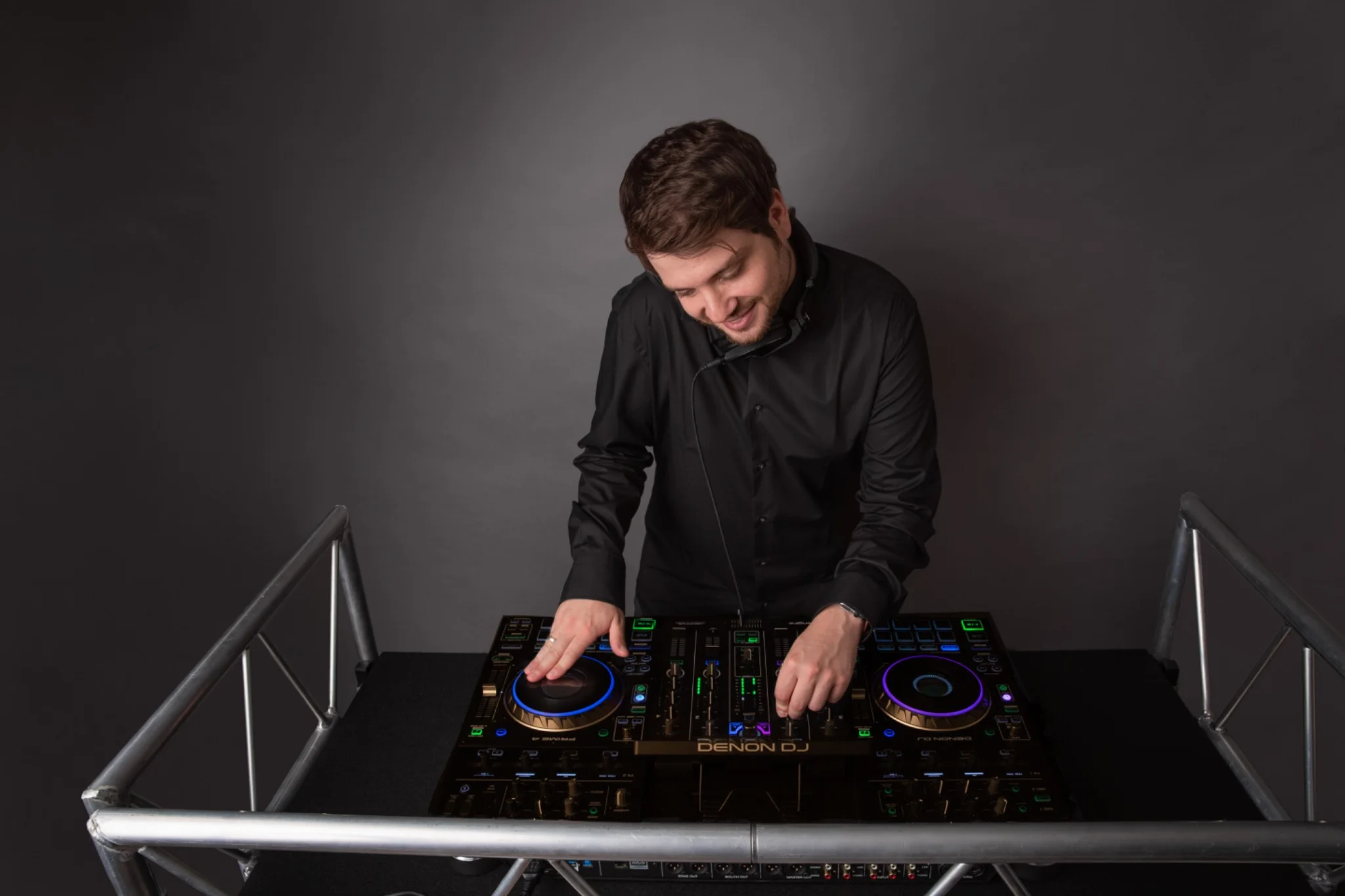 DJ Maximus am Denon DJ Controller – professioneller Event DJ