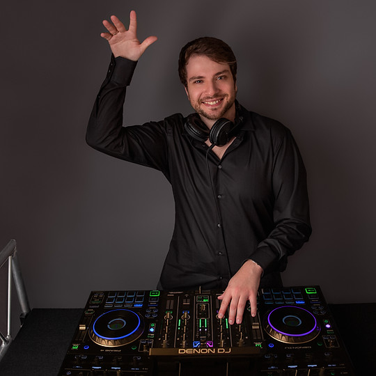 DJ Maximus am Mischpult – Hochzeits DJ Frankfurt