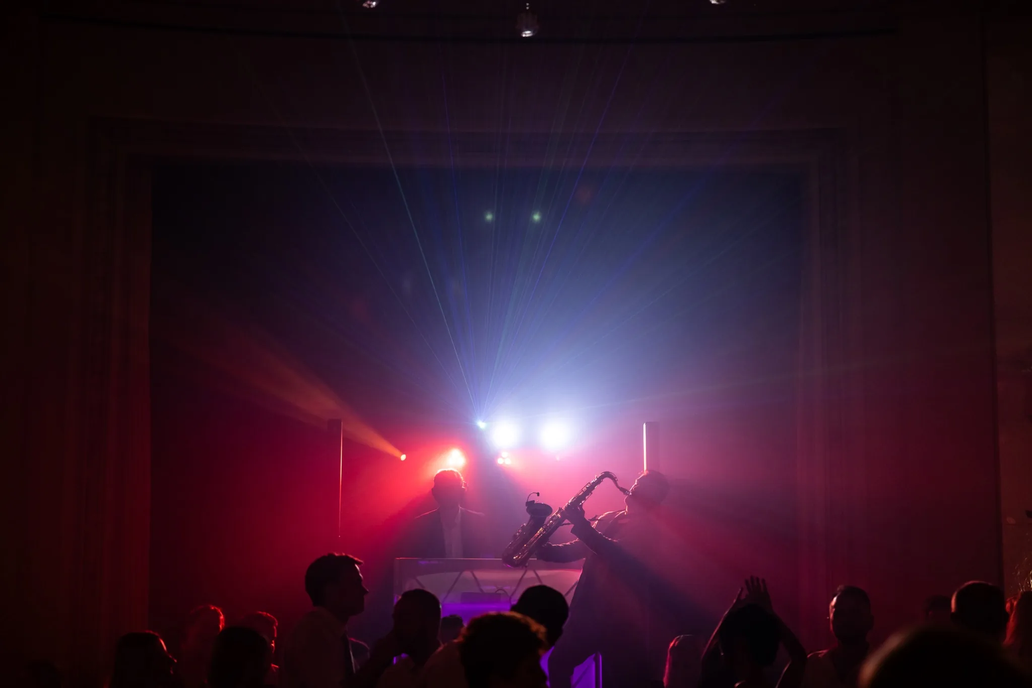 DJ Maximus und Live-Saxophonist bei einer Hochzeit in Frankfurt